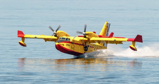 Canadair CL-415 beim Wasser tanken: Das Flugzeug ist Teil des EU-Katastrophenschutzes.