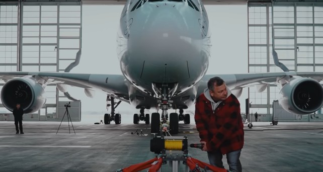 Airbus A380 von Lufthansa: Der Superjumbo wurde von einem Akkuschrauber gezogen.
