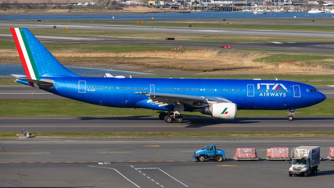 Der Airbus A330 von ITA Airways mit dem Kennzeichen EI-EJP: Huch, da fehlt doch was ...