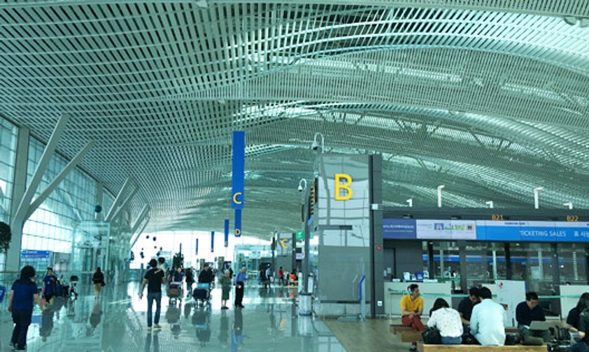 Terminal 2 des Incheon Airport: Die Decke erinnert von der Form her an Wellen und lässt viel Licht hinein.