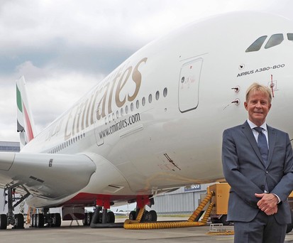 Volker Greiner von Emirates vor einem Airbus A380.