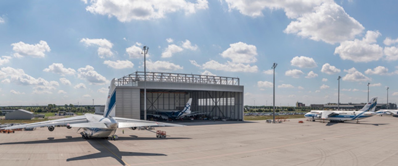 Hangar von Aircraft Maintenance and Engineering Service am Flughafen Leipzig/Halle (hier im August): Regelmäßig sind hier Antonov An-124 zu Gast.