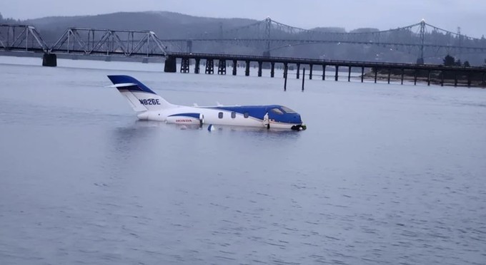 Das Flugzeug im Wasser: Es ging glimpflich aus. 
