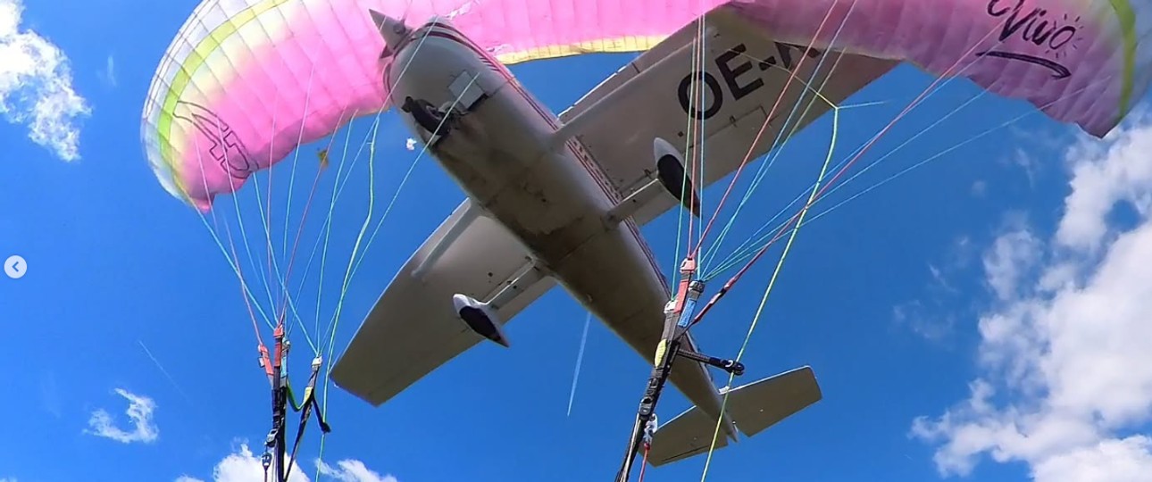 Der Moment vor dem Absturz: Die Cessna kollidiert mit dem Gleitschirm.
