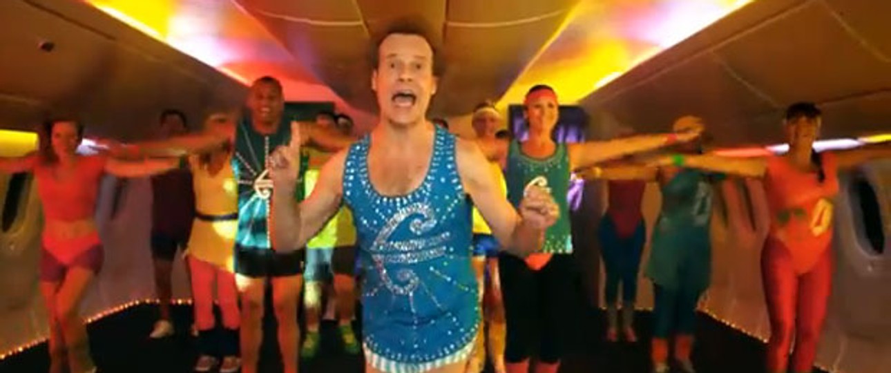 «Und jetzt alle...» - Aerobic-Urgestein Richard Simmons im Air New Zealand-Video.