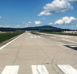 Runway at the airport in Zurich: Those who fly in the future will have to pay a ticket levy.