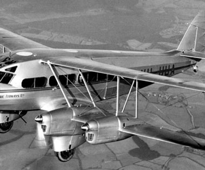 Mit einer DH86 Express ging die Reise in Brisbane los. An Bord neben den maximal zehn Fluggästen: jede Menge Postsäcke.