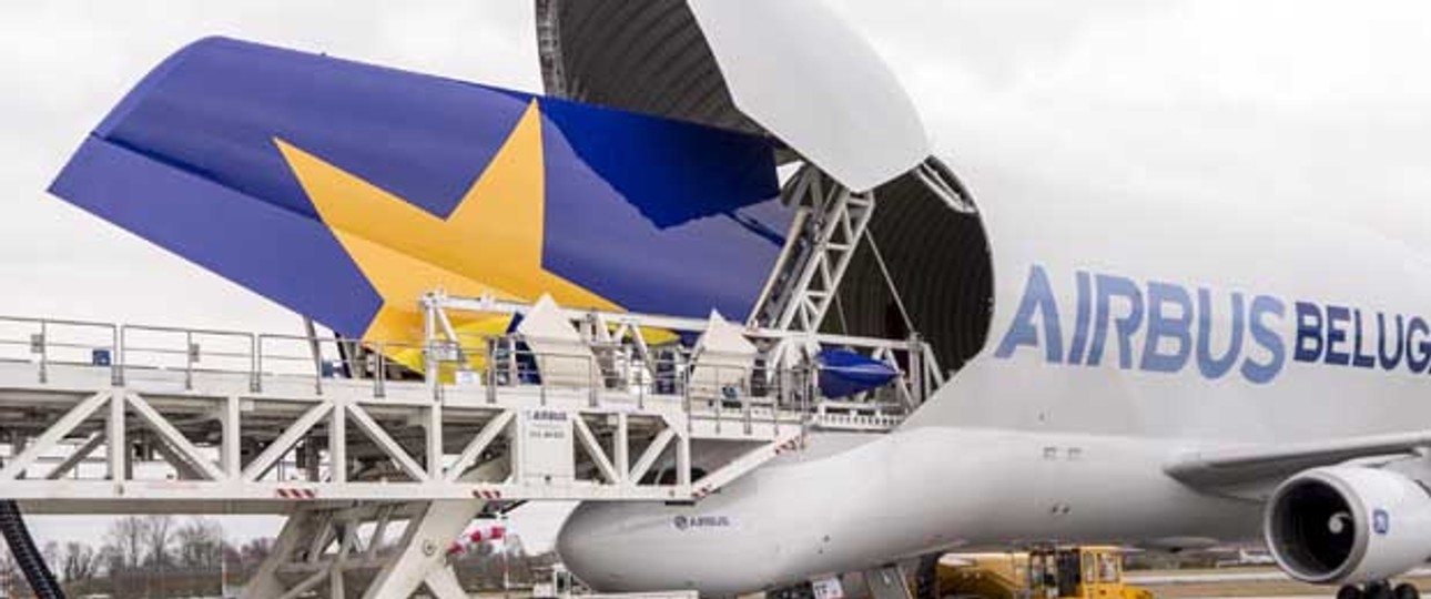 Die Heckflosse eines Skymark-A380 wird verladen: Die Airline macht Airbus Vorwürfe.