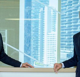 Josh Wander und Steven W. Pasko: Kaufen Fußballklubs, Airlines und Flugzeuge.