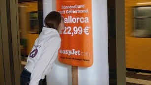 Airlines müssen obligatorische Zuschläge für Bearbeitung- oder Kreditkartengebühr neu auch in der Werbung angeben.