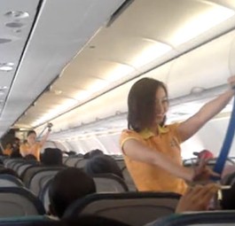 Weder Flugbegleitern noch Passagieren wird bei den Sicherheitshinweisen langweilig gewesen sein.