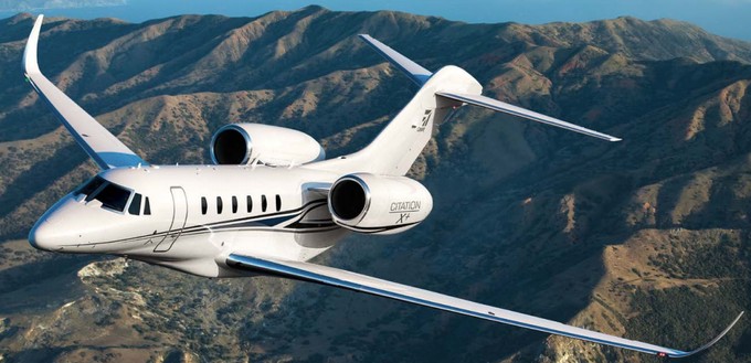 Textron Aviation schafft es zwar mit keinem aktuell produzierten Jets in die Top 5. Dennoch landet der amerikanische Flugzeugbauer auf Platz 1. Denn die bis 2018 gebaute Cessna Citation X+ gilt bis heute als schnellster Businessjet der Welt. Mit einem MOM von 0.935 nähert sie sich der Schallgeschwindigkeit so weit wie keiner ihrer Konkurrenten.