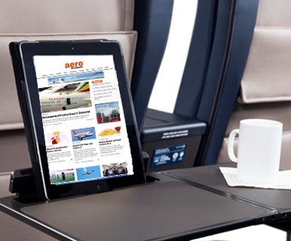 Ein patentierter Klapptisch mit integrierter Tablet-PC-Halterung ist Teil des neuen United-Airlines-Sitzes in der Kurzstrecken-Business-Class (First). Das soll es dem Passagier möglich machen, Speisen und Getränke zu genießen und zugleich den PC zu nutzen.