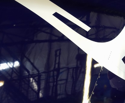 Kontrolle des Lacks eines Leitwerks: Unter dem Lack verstecken sich unschöne Sachen, kritisieren Gewerkschaften.