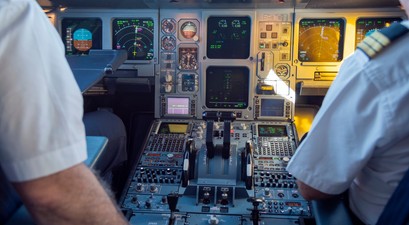 Zwei Piloten im Cockpit: Powernaps sind in Europa unter Auflagen erlaubt. In den USA nicht.