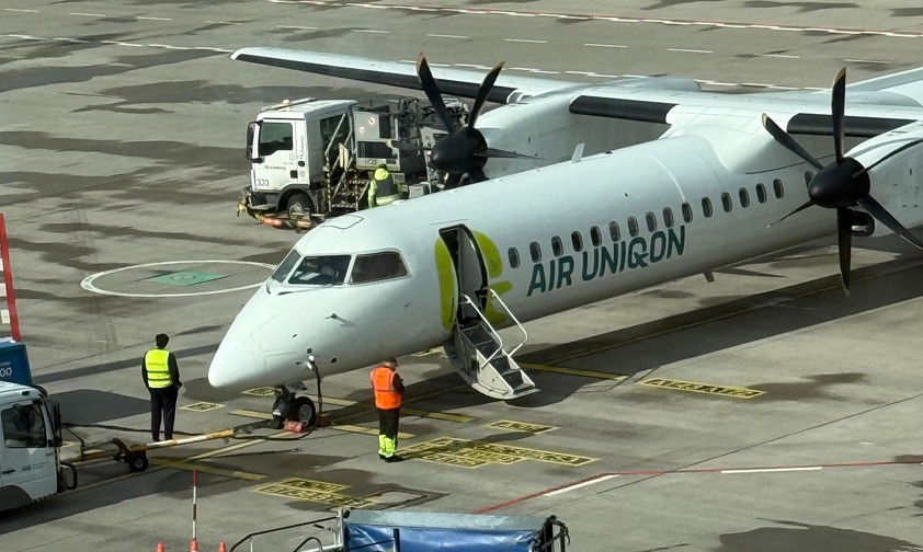 Aash 8 Q-400 am Flugahfen BER: Die Airliner verbindet Friedrichshafen mit Sylt über Berlin.