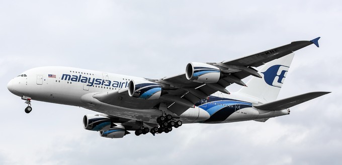 Malaysia Airlines: Die Fluglinie wollte ihre A380 schon 2016 verkaufen, hatte damit aber keinen Erfolg. Danach schwenkte sie um und nutze sie für <a href="https://www.aerotelegraph.com/neue-tochter-amal-pilger-a380-von-malaysia-airlines-sind-starklar">Charterflüge, vor allem für Pilger Richtung Mekka</a>. Geflogen sind die sechs Flieger allerdings schon lange nicht mehr. Zukunft ungewiss.