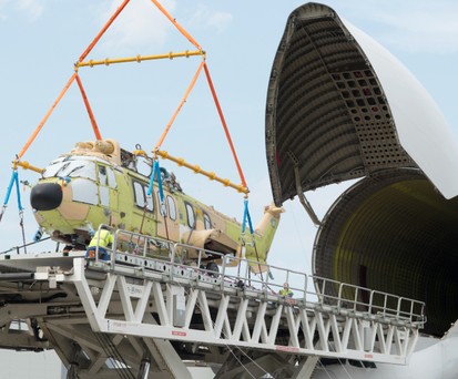 Airbus wirbt dafür, dass der Beluga ohne Kran beladen werden kann. Bei dieser Testbeladung kam dennoch einer zum Einsatz.