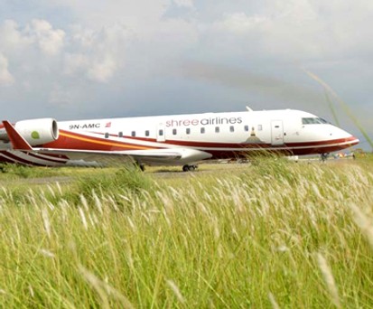 Vorne ein Flugzeug, im Hintergrund ein Helikopter: Shree Airlines beschreitet neue Wege.