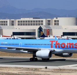Boeing 757-200 mit dem Kennzeichen G-OOBB, hier 2013, als sie noch unter dem Namen Thomson Airways flog: Machte am 3. Oktober 2021 den letzten 757-Flug für Tui Airways.