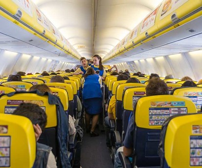 Kabine einer Ryanair-Maschine: Der Billigflieger geht verbannt Duty-Free-Alkohol aus der Kabine.