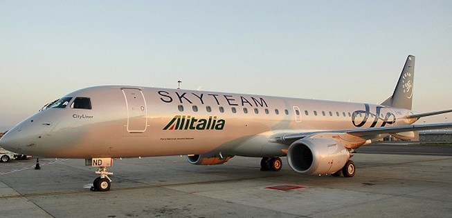 Embraer 190 im Skyteam-Design: 2001 trat Alitalia der Airline-Allianz bei.