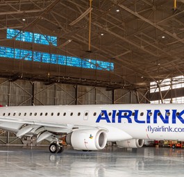 Airlinks Embraer E190 mit dem Kennzeichen ZS-YAB: Sie trägt ...