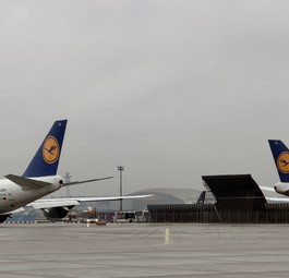 Zwei Boeing 747-8 von Lufthansa: D-ABYD und D-ABYG nebeneinander vor der Lufthansa Technik Halle in Frankfurt.