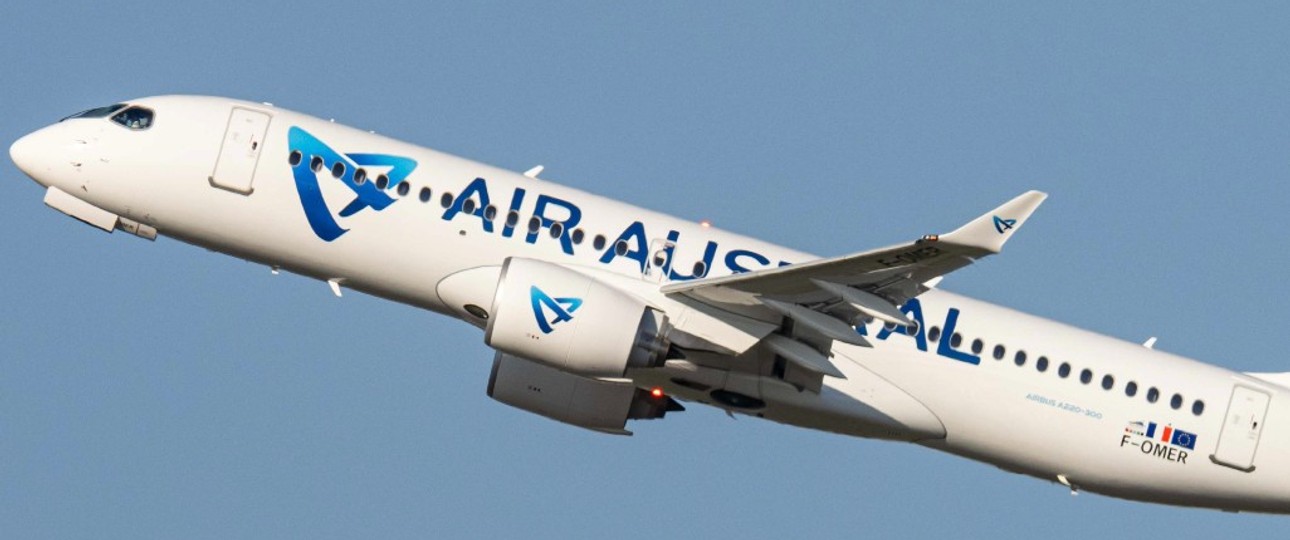 Einer der drei Airbus A220-300 von Air Austral: Er trägt das Kennzeichen F-OMER.