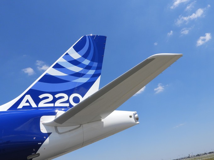 Neuer Kunde: Ein <a href="https://www.aerotelegraph.com/neue-us-airline-ordert-60-airbus-a220">US-Airline-Start-up ordert per Absichtserklärung 60 A220-300 bei Airbus</a>. Hinter der neuen Fluggesellschaft steht Jetblue-Gründer David Neeleman. Die ehemaligen C-Series-Jets sollen ab 2021 ausgeliefert werden. (17. Juli)