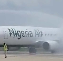 Die Boeing 737-800 in Nigeria-Air-Lackierung: Auch der vierte Anlauf zur Gründung ist gescheitert.