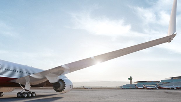 Ein Novum in der Zivilluftfahrt sind die aufklappbaren Flügelspitzen. In der Luft wird die Spannweite der 777X eindrückliche 71,1 Meter betragen, am Boden 64,8 Meter. So kann sie auch auf kleineren Flughäfen problemlos operieren.