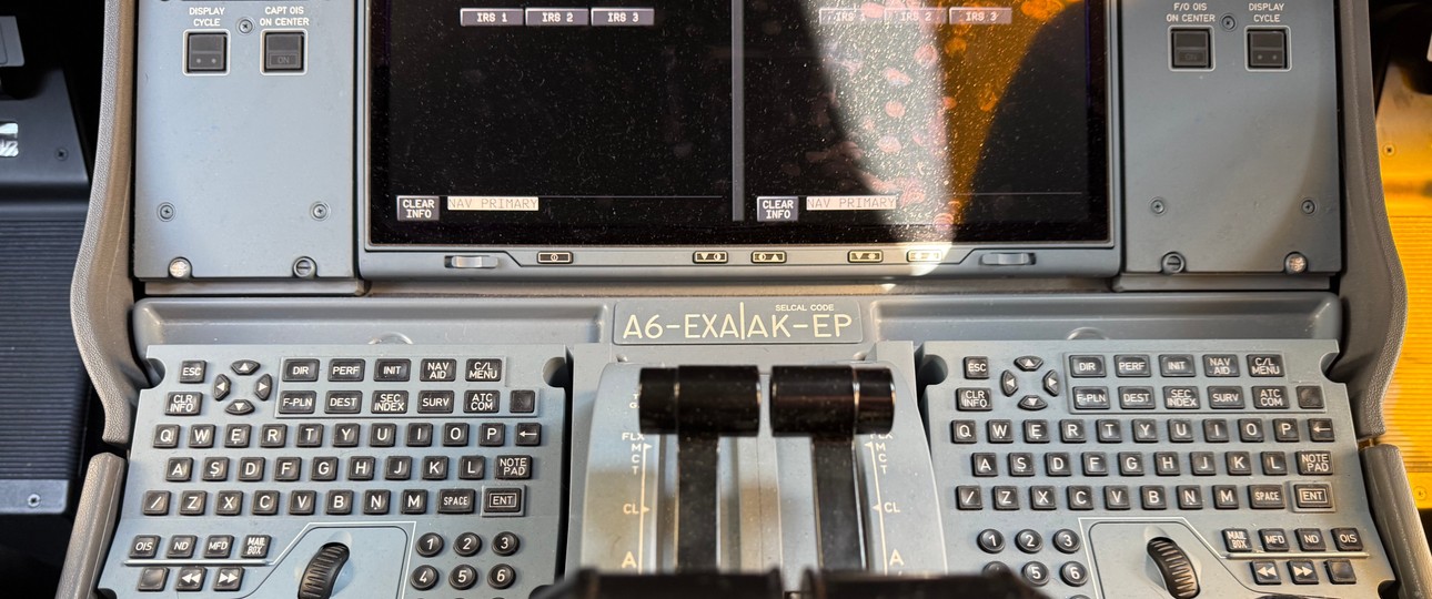 Cockpit eines Airbus A350 von Emirates: Turbulenzen fordern die Luftfahrt heraus.