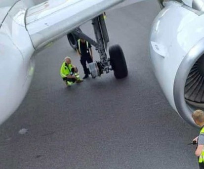 Ein Airbus A320 von Brussels Airlines: Ein Techniker überprüft den geplatzten Reifen.