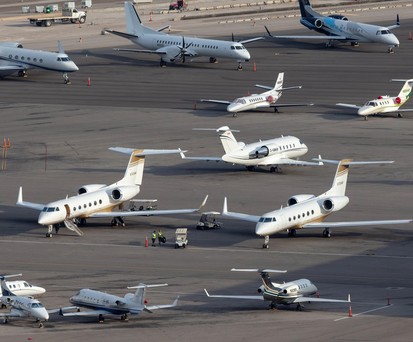 Businessjets und Kleinflugzeuge auf einem US-Airport: Der Haushaltsstreit hat jetzt auch Auswirkungen auf die Allgemeine- und Geschäftsluftfahrt.