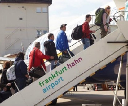 Passagiere in Frankfurt Hahn: Wie lange der Betrieb noch laufen kann, ist unklar.