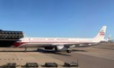 Airbus A320 mit Retrolackierung in Lissabon: Gehört wohl bald teilweise Lufthansa Group.
