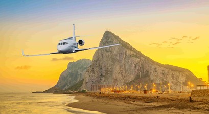 Businessjet vor dem Felsen von Gibraltar: Das britische Territorium baut ein eigenes Flugzeugregister auf.