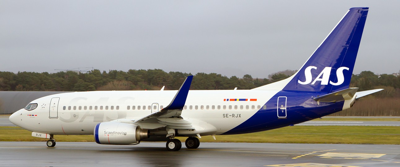 Boeing 737-700 von SAS in neuer Bemalung: Auffällige Umrandung der Cockpitfenster.