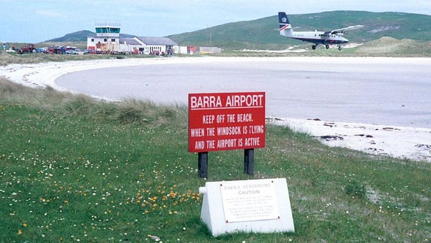 Rang 1. Barra Airport, Schottland: Landung auf dem Sandstrand und wunderschöne Aussicht über die Landschaft.