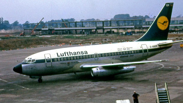 Die Lufthansa war Erstkundin des Flugzeuges. Sie bestellte 22 Stück zum damaligen Preis von 67 Millionen Dollar.