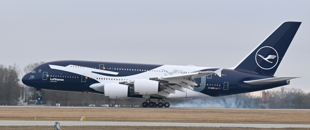 Die D-AIMH: Lufthansas Airbus A380 in Jubiläumsbemalung bei der Landung in München.