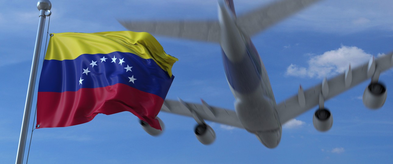 Flugzeug vor venezolanischer Flagge: Das Land leidet unter Sanktionen - wie auch der Iran. 