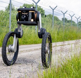 Rollen an Hamburgs Flughafenzaun entlang: selbstfahrende Roboter.