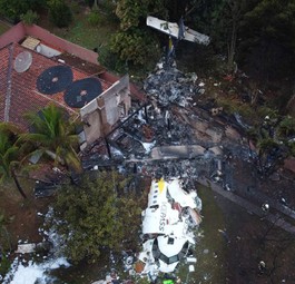 Das Wrack der PS-VPB: Die ATR 72 stürzte in eine Wohnsiedlung.