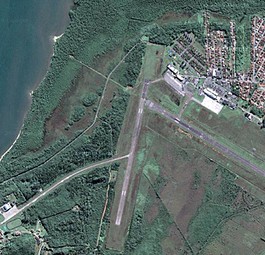 Der Flughafen liegt am Meer - und doch nicht.