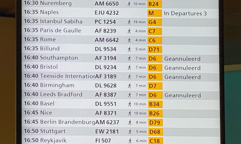 Anzeigetafel in Amsterdam: Flüge ins Vereinigte Königreich fallen aus.