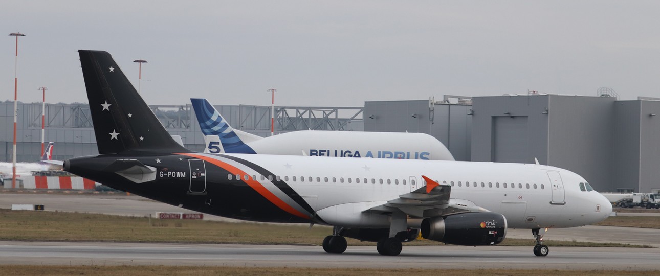 Airbus A320 von Titan Airways am Mittwoch in Finkenwerder: Die britische Chartergesellschaft befördert Airbus-Angestellte.
