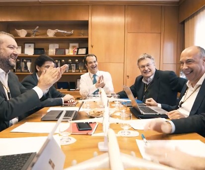 Tap-Chefs produzieren mit Angestellten Musikvideo