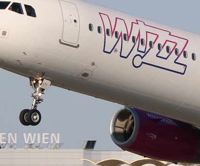 Airbus 321 von Wizz Air in Wien: Die Billigairline fliegt von VIE aus 38 Destinationen in 24 Ländern an.
